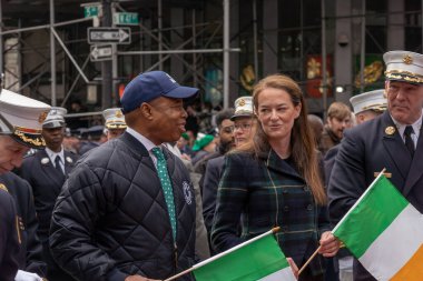 New York 'ta Aziz Patrick Günü Geçidi. 17 Mart 2023, New York, New York, ABD: New York Belediye Başkanı Eric Adams ve New York İtfaiye Müdürü Laura Kavanagh 5. 