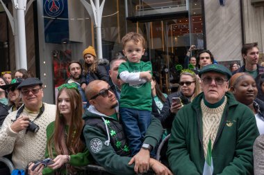 New York 'ta Aziz Patrick Günü Geçidi. 17 Mart 2023, New York, New York, ABD: İzleyiciler 17 Mart 2023 'te New York' ta 5.. 