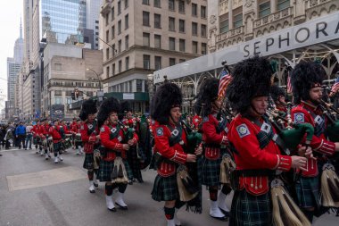 New York 'ta Aziz Patrick Günü Geçidi. 17 Mart 2023, New York, New York, ABD: New York İtfaiye Departmanı Emerald Society Pipes üyeleri 17 Mart 2023 'te St. Patrick Günü Geçit Töreni' nde davul sesleri duyuldu. 