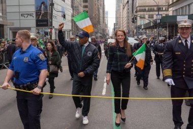 New York 'ta Aziz Patrick Günü Geçidi. 17 Mart 2023, New York, New York, ABD: New York Belediye Başkanı Eric Adams ve New York İtfaiye Müdürü Laura Kavanagh 5. 