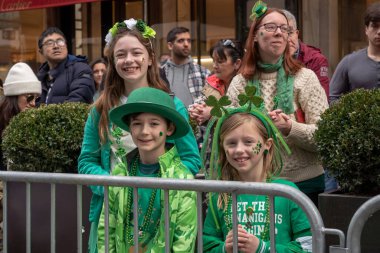 New York 'ta Aziz Patrick Günü Geçidi. 17 Mart 2023, New York, New York, ABD: İzleyiciler 17 Mart 2023 'te New York' ta 5..  