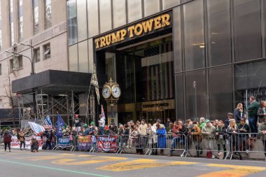 New York 'ta Aziz Patrick Günü Geçidi. 17 Mart 2023, New York, New York, ABD: Trump Kulesi 'nin yanında toplanan Trump taraftarları, 17 Mart 2023' te 5. 