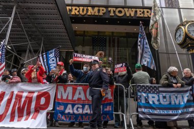 New York 'ta Aziz Patrick Günü Geçidi. 17 Mart 2023, New York, New York, ABD: Trump Kulesi 'nin yanında toplanan Trump taraftarları, 17 Mart 2023' te 5. 