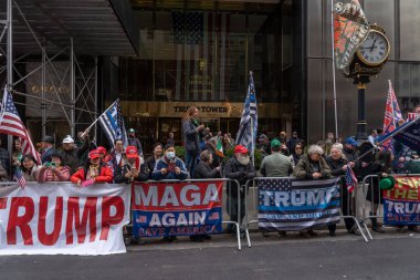 New York 'ta Aziz Patrick Günü Geçidi. 17 Mart 2023, New York, New York, ABD: Trump Kulesi 'nin yanında toplanan Trump taraftarları, 17 Mart 2023' te 5. 