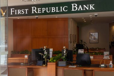 First Republic Bankası. 18 Mart 2023, New York, New York, ABD: Çin Mahallesi 'ndeki First Republic Bank şubesinin görüntüsü 18 Mart 2023 tarihinde New York' ta. First Republic 30 milyar dolarlık desteğe rağmen Cuma günü neredeyse% 33 oranında tankı paylaştı. 