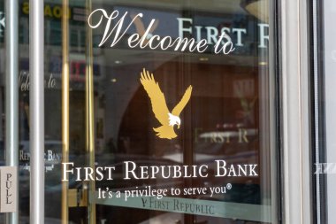 First Republic Bankası. 18 Mart 2023, New York, New York, ABD: Çin Mahallesi 'ndeki First Republic Bank şubesinin görüntüsü 18 Mart 2023 tarihinde New York' ta. First Republic 30 milyar dolarlık desteğe rağmen Cuma günü neredeyse% 33 oranında tankı paylaştı. 
