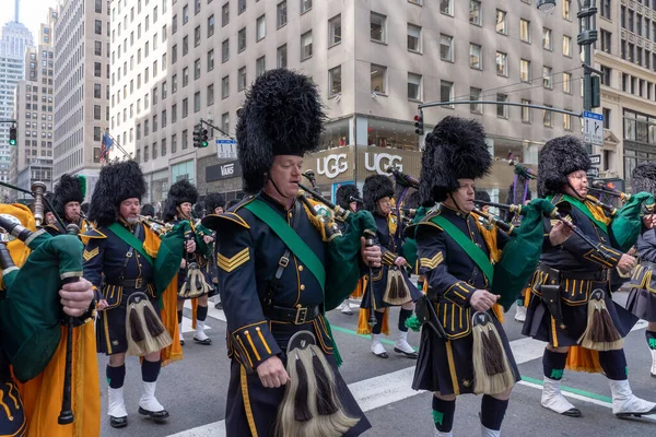ニューヨーク市の聖パトリックの日パレード 2023年3月17日アメリカ合衆国ニューヨーク州ニューヨーク市警察エメラルド ソサエティ パイプ アンプ部メンバー2023年3月17日の5番街沿いのセント パトリック パレードに太鼓が行進 — ストック写真