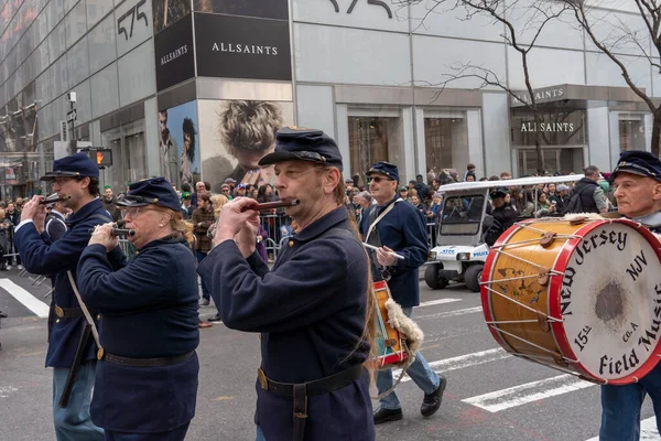ニューヨーク市の聖パトリックの日パレード 2023年3月17日アメリカ合衆国ニューヨーク州ニューヨーク市 フルート奏者は2023年3月17日にニューヨーク市内の5番街沿いの聖パトリックの日パレードに行進する — ストック写真