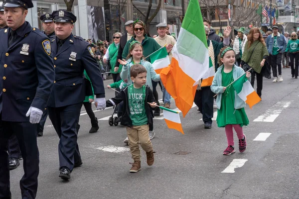 ニューヨーク市の聖パトリックの日パレード 2023年3月17日アメリカ合衆国ニューヨーク州ニューヨーク市 ニューヨーク港湾局の警察官の子供たちは 2023年3月17日のニューヨーク市内の5番街沿いの聖パトリックの日パレードに行進する — ストック写真