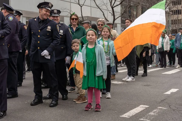 ニューヨーク市の聖パトリックの日パレード 2023年3月17日アメリカ合衆国ニューヨーク州ニューヨーク市 ニューヨーク港湾局の警察官の子供たちは 2023年3月17日のニューヨーク市内の5番街沿いの聖パトリックの日パレードに行進する — ストック写真