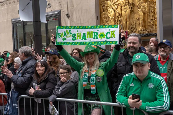 New York 'ta Aziz Patrick Günü Geçidi. 17 Mart 2023, New York, New York, ABD: İzleyiciler 17 Mart 2023 'te New York' ta 5..  