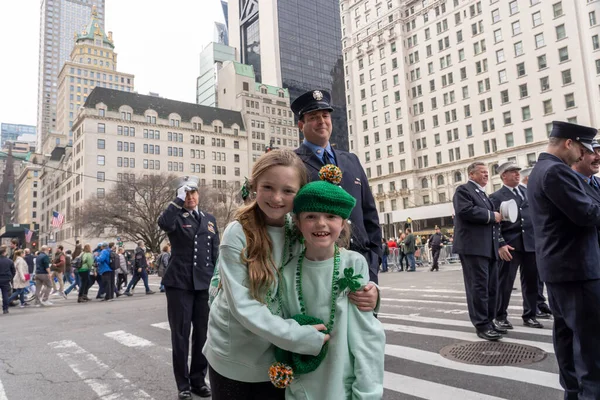 ニューヨーク市の聖パトリックの日パレード 2023年3月17日米国ニューヨーク市 Fdny会員の子供たちは 2023年3月17日のニューヨーク市の5番街沿いの聖パトリックの日パレードに行進します — ストック写真