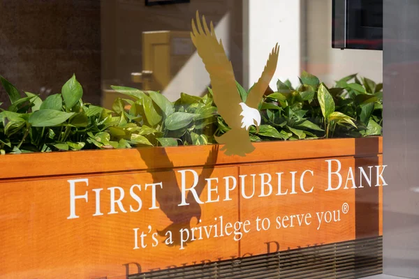First Republic Bankası. 18 Mart 2023, New York, New York, ABD: Çin Mahallesi 'ndeki First Republic Bank şubesinin görüntüsü 18 Mart 2023 tarihinde New York' ta. First Republic 30 milyar dolarlık desteğe rağmen Cuma günü neredeyse% 33 oranında tankı paylaştı. 