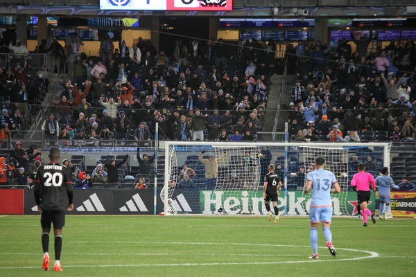 2023 MLS Normal Sezon: NYCFC DC United 'a karşı. 18 Mart 2023, New York, ABD: 2023 MLS Normal Mevsim futbol maçı New York Yankee Stadyumu 'nda NYCFC ve DC United arasında. NYCFC 3-2 kazandı.. 