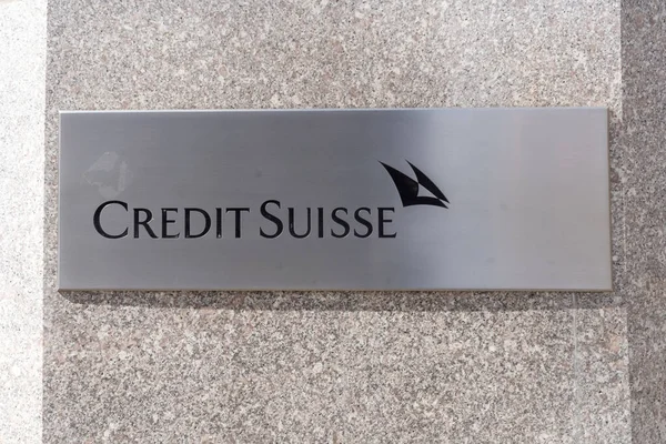 2023年3月18日米国ニューヨーク州ニューヨーク市 ニューヨーク市ミッドタウンのパーク アベニューにあるクレジット スイス銀行のオフィスビルに見られるクレジット スイスの看板 ストックフォト