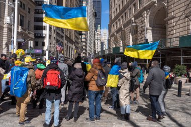 Ukrayna Bayrağı Yükseltme Töreni. 19 Mart 2023, New York, New York, ABD: Protestocular, Ukrayna halkı ile dayanışma göstermek amacıyla Çarşamba günü Aşağı Manhattan 'daki tarihi Bowling Green Park' ta toplandılar.