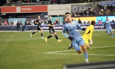 2023 MLS Normal Sezon: NYCFC DC United 'a karşı. 18 Mart 2023, New York, ABD: 2023 MLS Normal Mevsim futbol maçı New York Yankee Stadyumu 'nda NYCFC ve DC United arasında. NYCFC 3-2 kazandı..