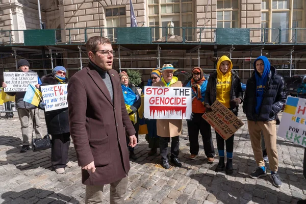 ウクライナ国旗掲揚式 2023年3月19日 ニューヨーク ニューヨーク 活動家アーサー ズグロフは ロウアー マンハッタンの歴史的なボウリング グリーン パークでウクライナの人々との連帯を示すためにウクライナの国旗掲揚式で話す — ストック写真