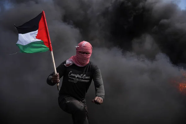 这名反叛青年在加沙地带东部点燃了橡胶轮胎 2023年3月19日 巴勒斯坦 反对派青年放火焚烧加沙地带边境地带的橡胶轮胎 以表示他们拒绝举行沙姆沙伊赫相扑仪式 — 图库照片