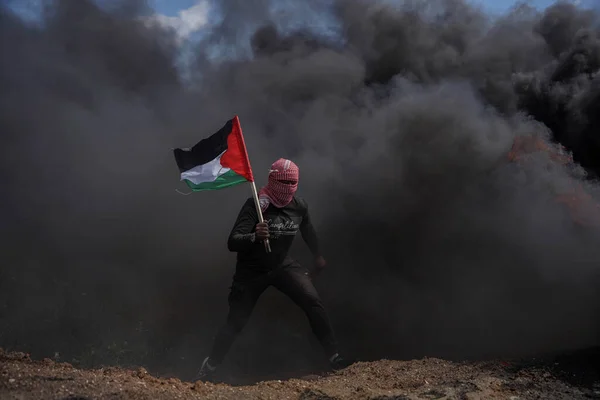 Juventude Rebelde Incendeia Pneus Borracha Faixa Gaza Oriental Março 2023 — Fotografia de Stock