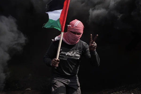 Giovane Ribelle Accende Pneumatici Gomma Nella Striscia Gaza Orientale Marzo — Foto Stock