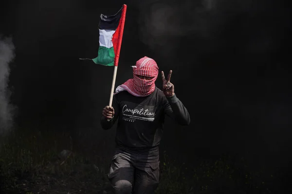 Młodzież Rebeliantów Zapala Gumowe Opony Wschodniej Części Strefy Gazy Marca — Zdjęcie stockowe