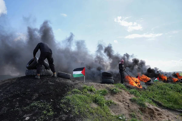 Giovane Ribelle Accende Pneumatici Gomma Nella Striscia Gaza Orientale Marzo — Foto Stock
