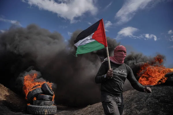 这名反叛青年在加沙地带东部点燃了橡胶轮胎 2023年3月19日 巴勒斯坦 反对派青年放火焚烧加沙地带边境地带的橡胶轮胎 以表示他们拒绝举行沙姆沙伊赫相扑仪式 — 图库照片