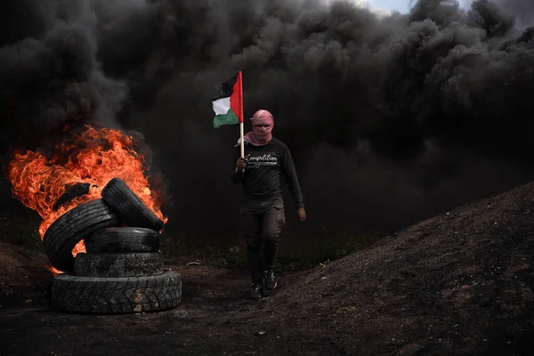 Oprørsungdommen Antænder Gummidæk Det Østlige Gaza Marts 2023 Gaza Palæstina - Stock-foto