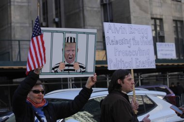 Donald Trump 'ın yakın zamanda New York' ta suçlanma olasılığı. 21 Mart 2023, New York, ABD: Eski ABD Başkanı Donald J. Trump 'ın beklentileri doğrultusunda Manhattan Adliyesi' nde basın mensuplarının yoğun hareketi