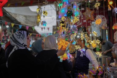 (Filistinliler alışveriş yapıyor ve Ramazan ayı için hazırlanıyorlar. 21 Mart 2023, Gazze, Filistin: Filistinliler Ramazan ayı için malzeme satın almak için marketlere giderler, örneğin evleri dekore etmek ve gıda satın almak için malzemeler.. 