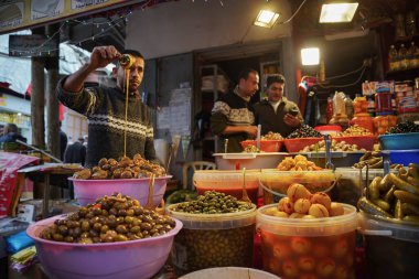 (Filistinliler alışveriş yapıyor ve Ramazan ayı için hazırlanıyorlar. 21 Mart 2023, Gazze, Filistin: Filistinliler Ramazan ayı için malzeme satın almak için marketlere giderler, örneğin evleri dekore etmek ve gıda satın almak için malzemeler.. 