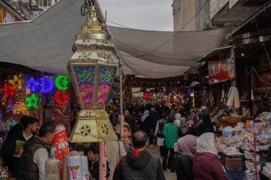 (Filistinliler alışveriş yapıyor ve Ramazan ayı için hazırlanıyorlar. 21 Mart 2023, Gazze, Filistin: Filistinliler Ramazan ayı için malzeme satın almak için marketlere giderler, örneğin evleri dekore etmek ve gıda satın almak için malzemeler.. 