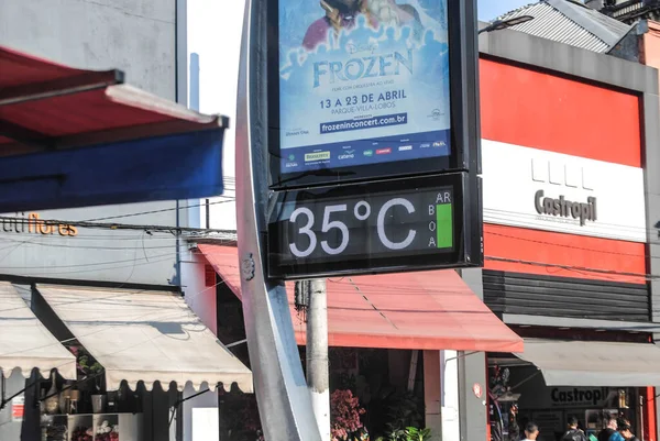 Wetterlage Sao Paulo März 2023 Sao Paulo Brasilien Ein Straßenthermometer — Stockfoto
