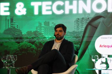 Smart City Expo 'nun 4. baskısı. 22 Mart 2023, Curitiba, Parana, Brezilya: Smart City Expo 'nun 4.' sünün kongre alanında, Yenilik ve Dijital Dönüşüm teması ile yapılan bir tartışmaydı. 