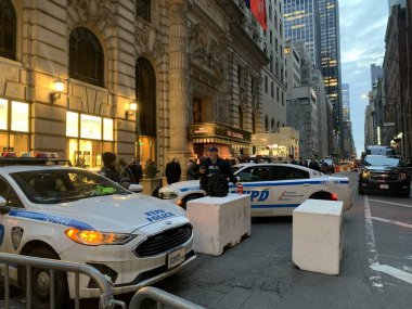 Yabancı ileri gelenlerin NYC 'deki Peninsula Hotel' e gelişi. 22 Mart 2023, New York, ABD: New York 'taki 5. Bulvar' daki Peninsula Hotel 'e yabancı devlet adamlarının gelişi birçok NYPD ve Gizli Servis memurunun ilgisini çekti.