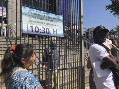 (Lapa 'daki federal polis ofisinde Brezilya pasaportu almak için uzun kuyruk. 22 Mart 2023, Sao Paulo, Brezilya: Lapa 'daki federal polis merkezinde uzun bir kuyruk var, Lapa' da bir pasaport almak ve ayarlamak için.