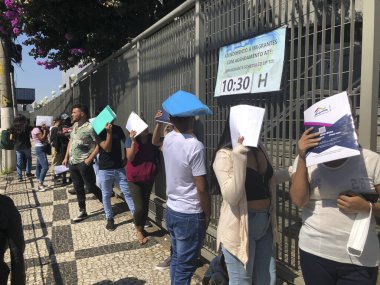 (Lapa 'daki federal polis ofisinde Brezilya pasaportu almak için uzun kuyruk. 22 Mart 2023, Sao Paulo, Brezilya: Lapa 'daki federal polis merkezinde uzun bir kuyruk var, Lapa' da bir pasaport almak ve ayarlamak için.