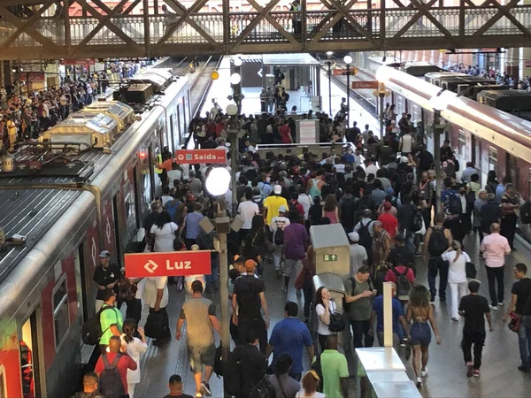 圣保罗地铁罢工造成了拥挤的月台 2023年3月23日 巴西圣保罗 由于圣保罗地铁罢工 乘客大量流动 影响了交通系统 并在该市造成了拥挤的月台 — 图库照片