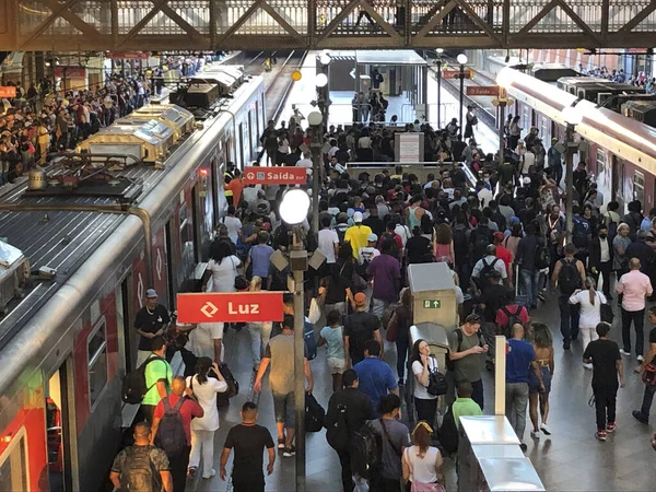 サンパウロ地下鉄ストライキは混雑したプラットフォームを引き起こします 2023年3月23日ブラジル サンパウロ市交通システムに影響を与えるサンパウロ市内の地下鉄ストライキによる乗客の激しい動きと市内の混雑したプラットフォームを引き起こす — ストック写真