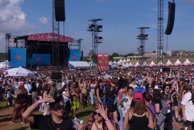 Lollapalooza 2023 Brezilya Müzikal Şovu. 24 Mart 2023, Sao Paulo, Brezilya: Lollapalooza 2023 Interlagos otodrom pistinin açılışı sırasında insanların yoğun hareketi, Sao Paulo, Brezilya 