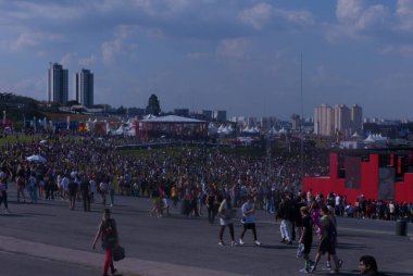 Lollapalooza 2023 Brezilya Müzikal Şovu. 24 Mart 2023, Sao Paulo, Brezilya: Lollapalooza 2023 Interlagos otodrom pistinin açılışı sırasında insanların yoğun hareketi, Sao Paulo, Brezilya 