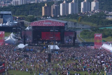 Lollapalooza 2023 Brezilya Müzikal Şovu. 24 Mart 2023, Sao Paulo, Brezilya: Lollapalooza 2023 Interlagos otodrom pistinin açılışı sırasında insanların yoğun hareketi, Sao Paulo, Brezilya 