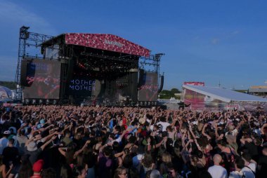 Mother Band, Brezilya 'daki Lollapalooza 2023 Müzikal Show' da sahne alıyor. 24 Mart 2023, Sao Paulo, Brezilya: Ana grup, Brezilya 'nın Sao Paulo kentindeki Lollapalooza 2023 Budweiser sahnesinde 24 Mart Cuma günü Interlagos Autodrom' da canlı performans sergiliyor.