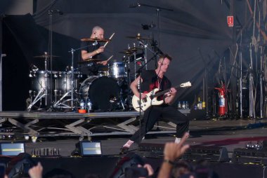 Mother Band, Brezilya 'daki Lollapalooza 2023 Müzikal Show' da sahne alıyor. 24 Mart 2023, Sao Paulo, Brezilya: Ana grup, Brezilya 'nın Sao Paulo kentindeki Lollapalooza 2023 Budweiser sahnesinde 24 Mart Cuma günü Interlagos Autodrom' da canlı performans sergiliyor.