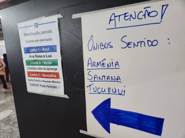 Sao Paulo Metro Grevi kalabalık platformlara neden olur. 24 Mart 2023, Sao Paulo, Brezilya: Sao Paulo kentindeki metro grevi nedeniyle Luz Amarela ve Azul metro istasyonlarında yolcuların ağır bir şekilde taşınması Sao Paulo şehrinde ulaşım sistemini etkiledi. 