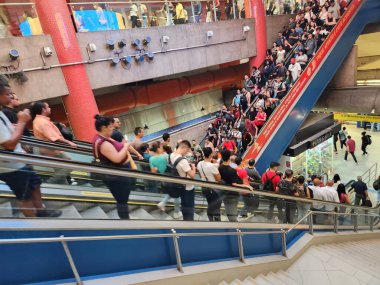 Sao Paulo Metro Grevi kalabalık platformlara neden olur. 24 Mart 2023, Sao Paulo, Brezilya: Sao Paulo kentindeki metro grevi nedeniyle Luz Amarela ve Azul metro istasyonlarında yolcuların ağır bir şekilde taşınması Sao Paulo şehrinde ulaşım sistemini etkiledi. 