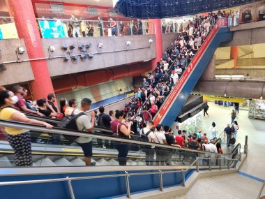 Sao Paulo Metro Grevi kalabalık platformlara neden olur. 24 Mart 2023, Sao Paulo, Brezilya: Sao Paulo kentindeki metro grevi nedeniyle Luz Amarela ve Azul metro istasyonlarında yolcuların ağır bir şekilde taşınması Sao Paulo şehrinde ulaşım sistemini etkiledi. 