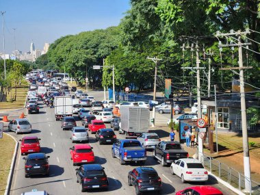 Formula E yarışı ve yoğun trafik sıkışıklığı. 24 Mart 2023, Sao Paulo, Brezilya: 24 Mart Cuma günü Formula E yarışının yapılacağı çevre sokakların kapatılması nedeniyle Praca Campo de Bagatelle 'de araçların yoğun hareketi). 