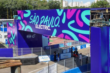 Sao Paulo 'daki Formula E Yarışı. 24 Mart 2023, Sao Paulo, Brezilya: Lucas di Grassi, Ayrton Senna onuruna, Sao Paulo 'nun kuzeyindeki Anhembi Kompleksi' nde, Formula E serbest eğitiminden önce, 24 Mart Cuma günü (.)